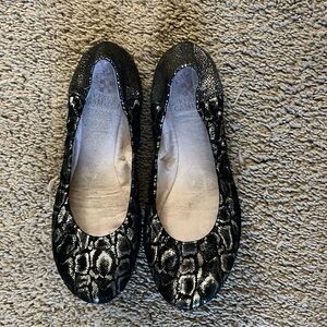 Vince Camuto Ellen ballet flats. Size 8. Black and silver snake skin pattern.